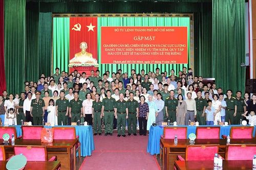 TP.HCM:Thăng quân hàm cho các chiến sĩ làm nhiệm vụ tìm kiếm, quy tập hài cốt liệt sĩ tại Công viên Lê Thị Riêng