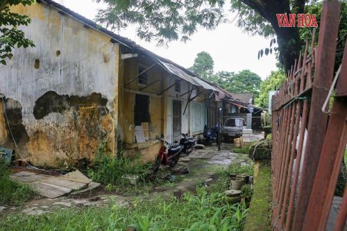 'Sống liều' trong khu nhà sắp đổ nát cạnh di tích Quốc Tử Giám