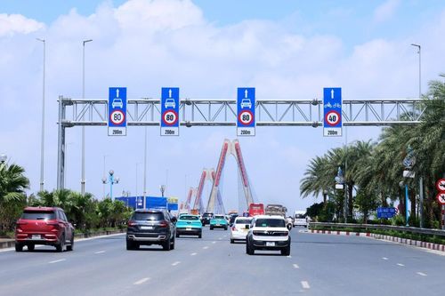 Hình ảnh thí điểm giữ khoảng cách, giới hạn tốc độ 3 làn ô tô trên cầu Nhật Tân