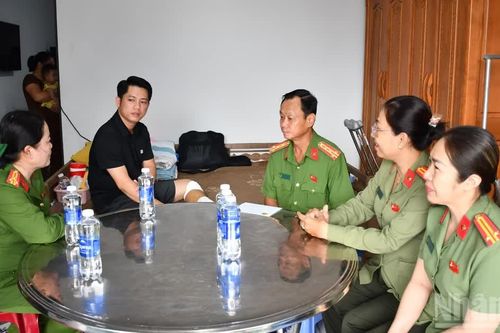 Công an Đồng Tháp thăm hỏi, động viên cán bộ, chiến sĩ bị thương khi làm nhiệm vụ