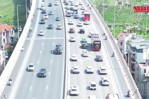 [Video] Hà Nội gỡ biển báo khoảng cách an toàn trên cầu Nhật Tân