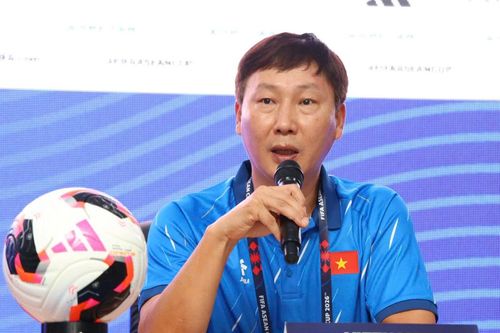 HLV Kim Sang-sik thừa nhận đội tuyển Việt Nam thắng Philippines có phần may mắn