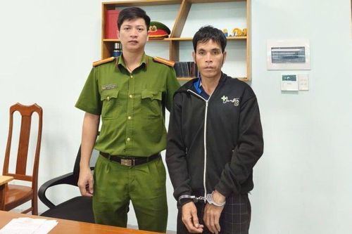 Tạm giữ hình sự đối tượng đổ xăng đốt cha ruột