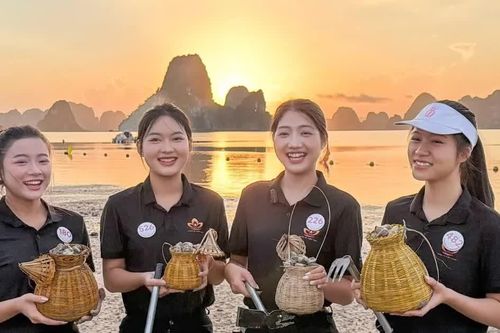 Thí sinh Hoa hậu Việt Nam 2026 trải nghiệm cào ngao, tham gia làm sạch bãi biển
