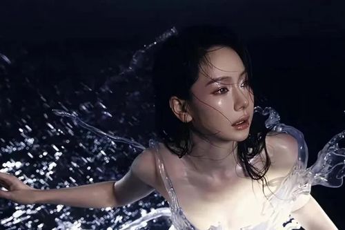 Diện một chiếc váy nặng tới 16kg, Thích Vy khiến cả 'cõi mạng' sững sờ với sự thật đằng sau