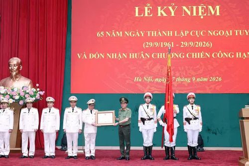 Cục Ngoại tuyến đón nhận Huân chương Chiến công hạng nhất