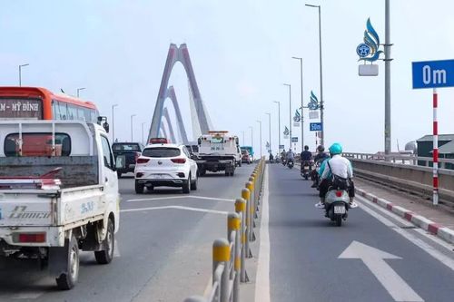 Hà Nội thông tin về việc lắp biển cảnh báo khoảng cách trên cầu Nhật Tân