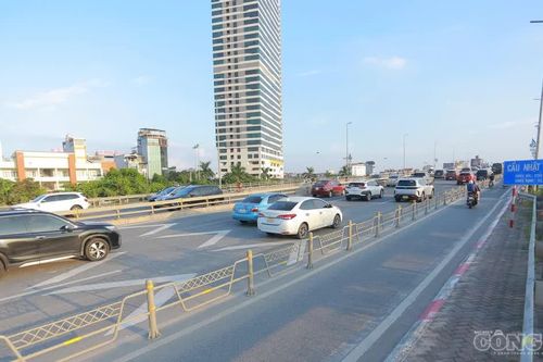 Biển báo khoảng cách trên cầu Nhật Tân bị gỡ sau chưa đầy 24 giờ thí điểm