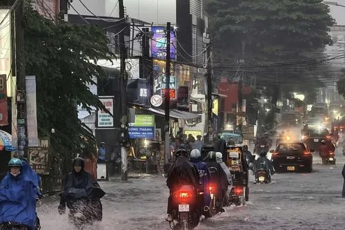 Mưa lớn quay lại Nam Bộ, miền Trung