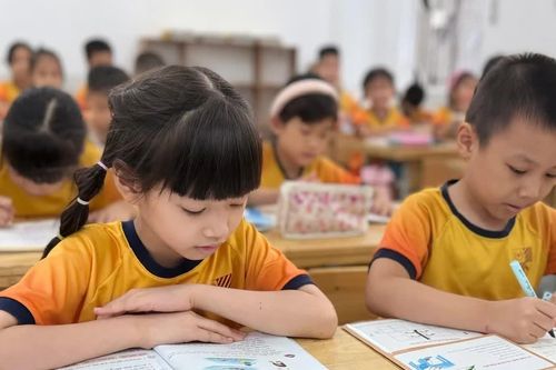 Phụ huynh học sinh lớp 1 than phiền, tối nào cũng 'đánh vật' với con đến khuya