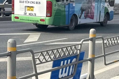 Hà Nội tạm gỡ biển báo khoảng cách trên cầu Nhật Tân