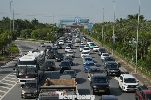Giao thông cầu Nhật Tân trước và sau khi tạm dỡ biển khoảng cách