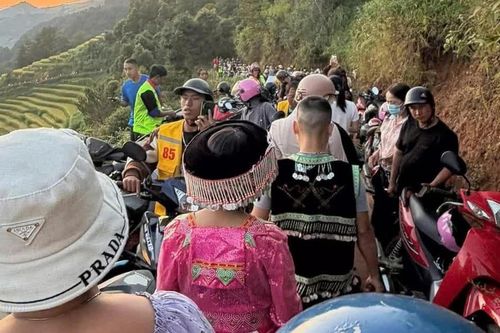 Du khách ùn ùn đổ về Mù Cang Chải