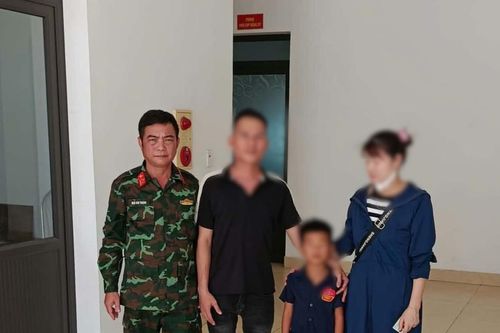 Kịp thời bàn giao cháu bé bị lạc về cho gia đình