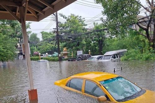 Xót xa hàng trăm ô tô ngập nước gần tới nóc giữa trận mưa lớn ở Bangkok