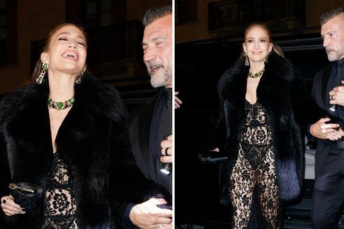 Ca sĩ '4 đời chồng' Jennifer Lopez váy ren xuyên thấu khoe dáng bốc lửa ở tuổi U60