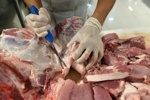 Giá xăng dầu tăng mạnh; thịt nhập khẩu chỉ hơn 26.000 đồng/kg