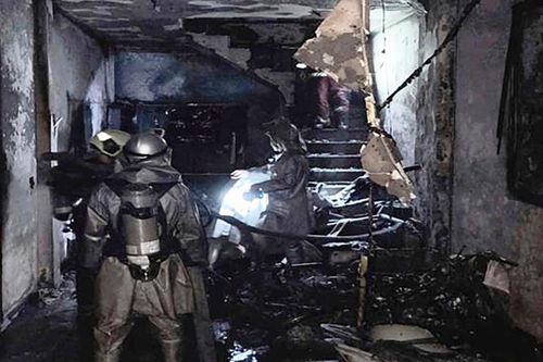 Cháy nhà 5 tầng ở Hà Nội, cảnh sát giải cứu 2 người mắc kẹt