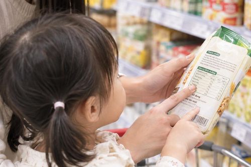 Mua thực phẩm cho con, đừng bỏ qua 3 dòng chữ quan trọng trên nhãn