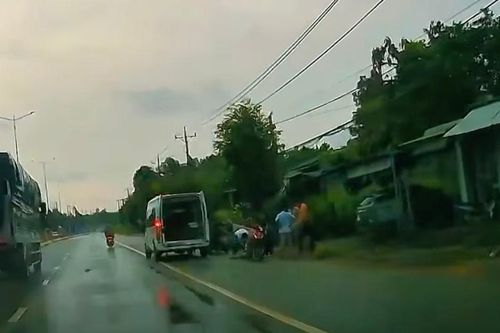Áo mưa cuốn vào bánh xe, người phụ nữ ngưng tim giữa đường