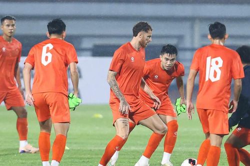 Tuyển Việt Nam đội mưa luyện 'tuyệt chiêu' tái đấu Thái Lan