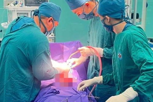 Bụng to bất thường, người phụ nữ phát hiện khối u nặng 4kg