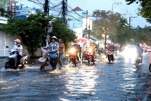 Mưa dông gia tăng từ Huế đến Nam Bộ, cảnh báo lốc sét nguy hiểm