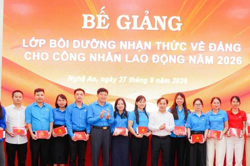 Bế giảng Lớp bồi dưỡng nhận thức về Đảng cho công nhân lao động tại Nghệ An