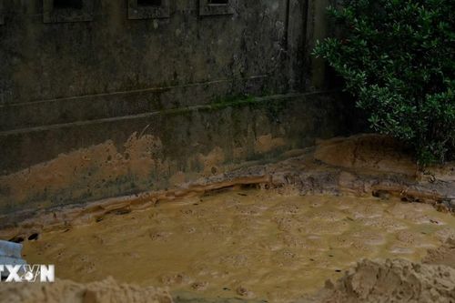 Quảng Trị đổ cát lấp đầy hố sụt lún để đảm bảo an toàn cho người dân