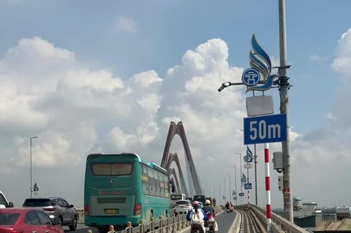 Sở Xây dựng Hà Nội nói gì về các biển báo khoảng cách trên cầu Nhật Tân?
