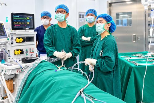Người phụ nữ 58 tuổi nhập viện sau 16 ngày bị hóc xương cá
