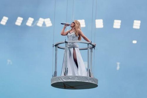 Kylie Minogue xúc động trong đêm diễn hơn 100 nghìn khán giả tại quê nhà