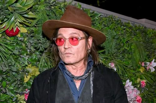 Johnny Depp gây khó hiểu khi bất ngờ ăn lá cây tại sự kiện ở Las Vegas