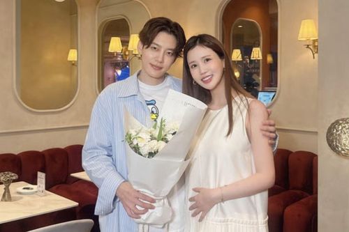 Lee Da Hae bế bụng bầu ủng hộ chồng