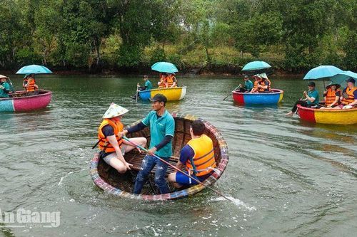 Vũ điệu thuyền thúng trên sóng nước đảo ngọc