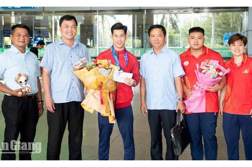 Lãnh đạo Trung tâm Đào tạo, Huấn luyện và Thi đấu thể dục thể thao tỉnh An Giang chúc mừng nam lực sĩ Trần Minh Trí