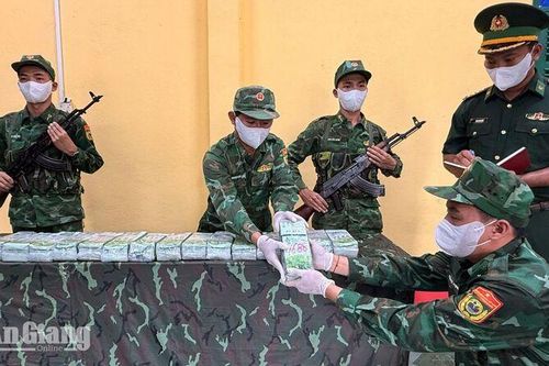 Phát hiện 20kg tinh thể nghi là ma túy trôi dạt vào bờ biển Phú Quốc