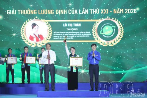 Nữ thanh niên dân tộc Thái nhận Giải thưởng Lương Định Của