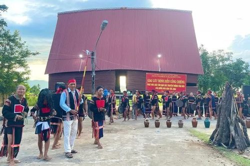 Xã Phú Thiện tổ chức trình diễn cồng chiêng và ẩm thực truyền thống