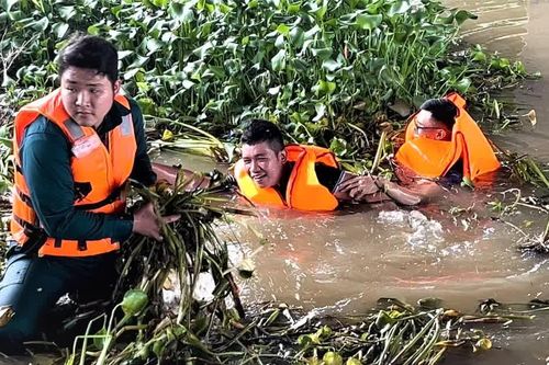 Khơi thông dòng chảy tại khu vực cầu Chợ Dinh, chủ động phòng lũ