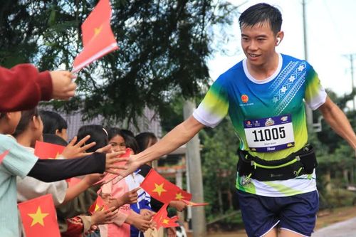 Chinh phục đỉnh Pyâu qua từng bước chạy