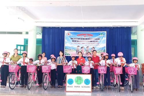 Tổ chức phi chính phủ Rock Paper Scissors Children's Fund tặng 20 xe đạp cho học sinh xã Khánh Vĩnh