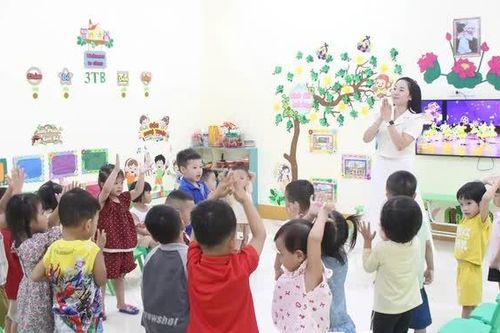 Khoảnh khắc dưới mái trường