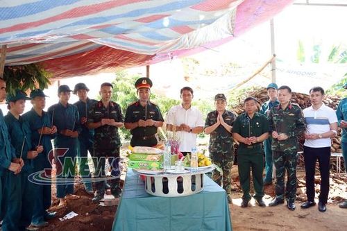 Khai quật, cất bốc hài cốt liệt sĩ tại bản Cang Kiểng