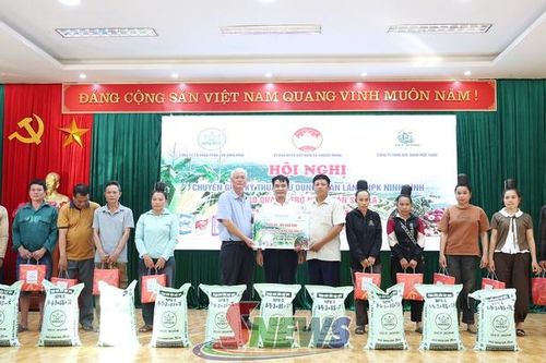 Chuyển giao khoa học kỹ thuật sử dụng phân lân cho nông dân và tặng quà cho các hộ hoàn cảnh khó khăn tại xã Chiềng Mung