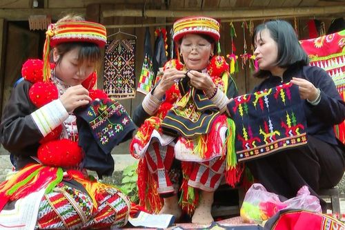 Những bàn tay thêu sắc đỏ