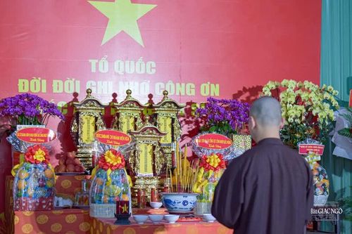 Những người lặng lẽ chăm sóc, cúng cơm hàng ngày tại nơi thờ tự các liệt sĩ ở Công viên Lê Thị Riêng