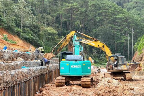 Nổ mìn phá đá, bạt núi khắc phục sạt lở trên quốc lộ 24 qua Quảng Ngãi