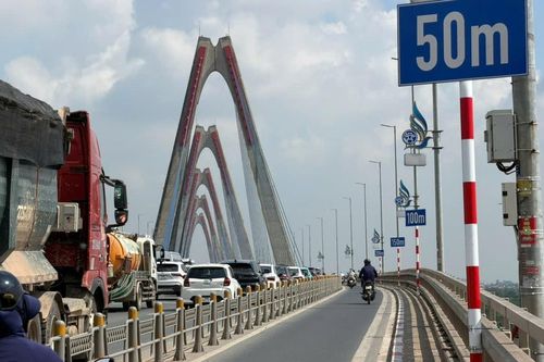 Biển cảnh báo khoảng cách trên cầu Nhật Tân: Không phải để 'bắt lỗi' tài xế