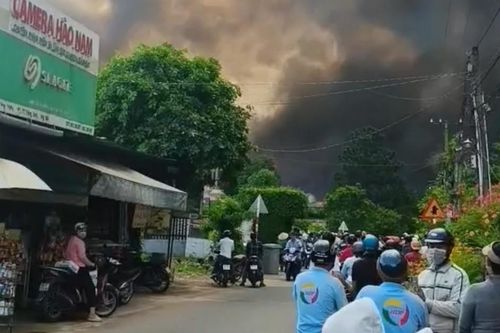 Cháy lớn tại xưởng gỗ 2.000m² ở Đồng Nai